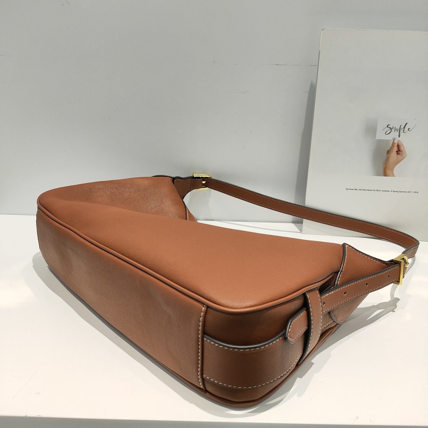 Daily-use cowhide handbag with chain strap and stylish streetwear design