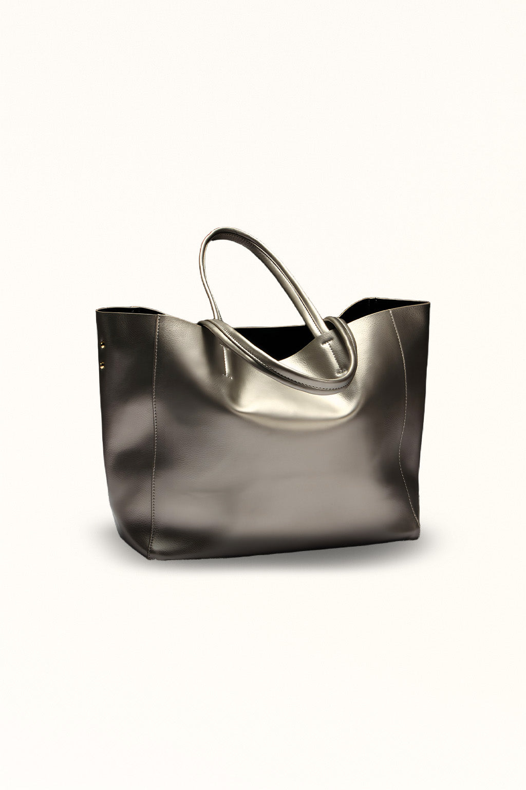 Silver cowhide handbag with spacious interior and shoulder strap