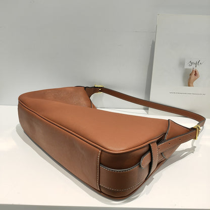 Daily-use cowhide handbag with chain strap and stylish streetwear design