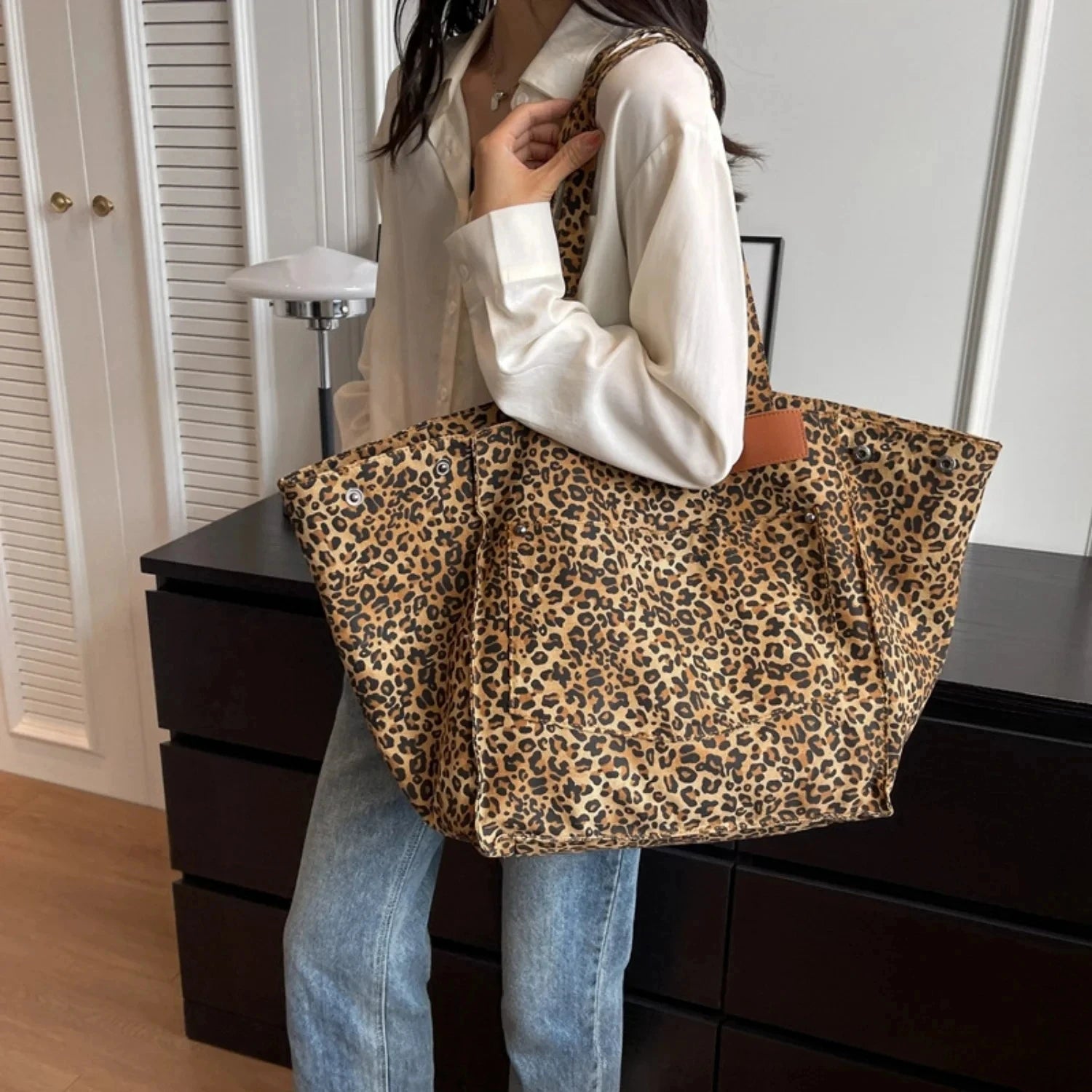 Fashionable leopard shoulder bag with square shape and durable handles