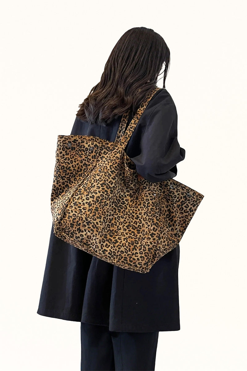 Retro-style canvas handbag with animal print and large internal capacity